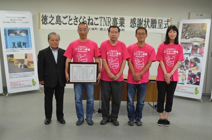 感謝状贈呈式。賞状を持つのが佐上氏、中央は山口氏