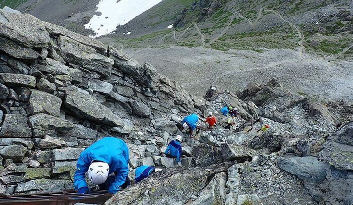 中学2年生対象の北アルプスの山々に挑戦する「山の学校」