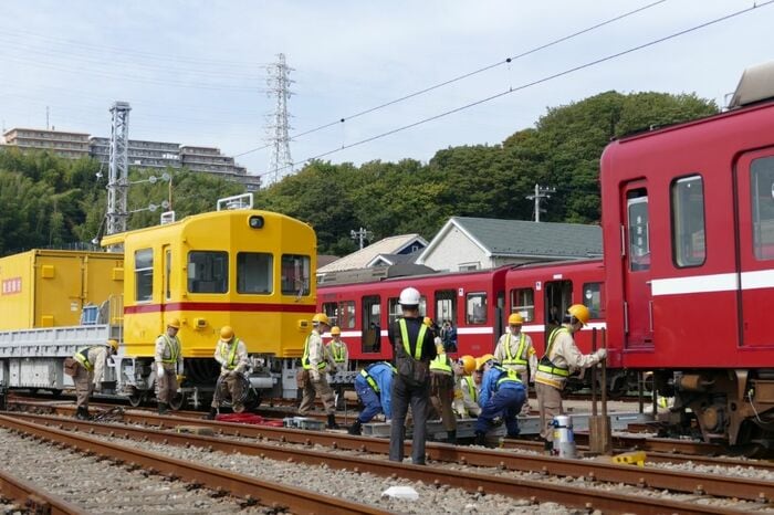 脱線した列車の復旧作業