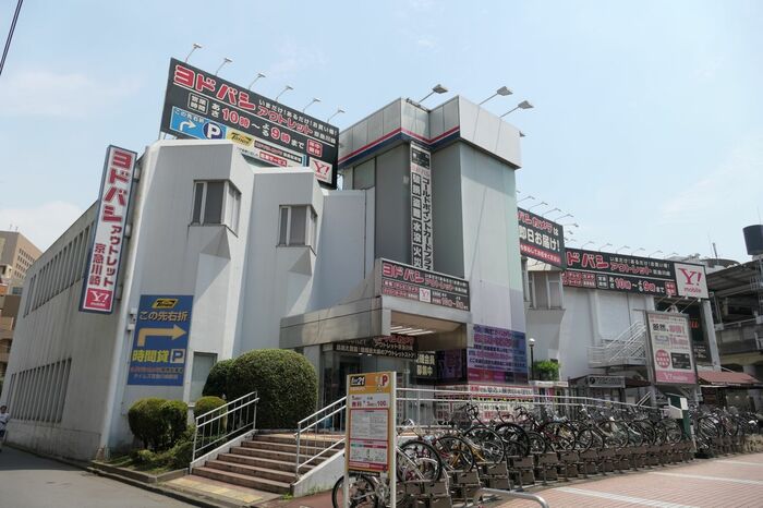 かつてはボウリング場だった建物