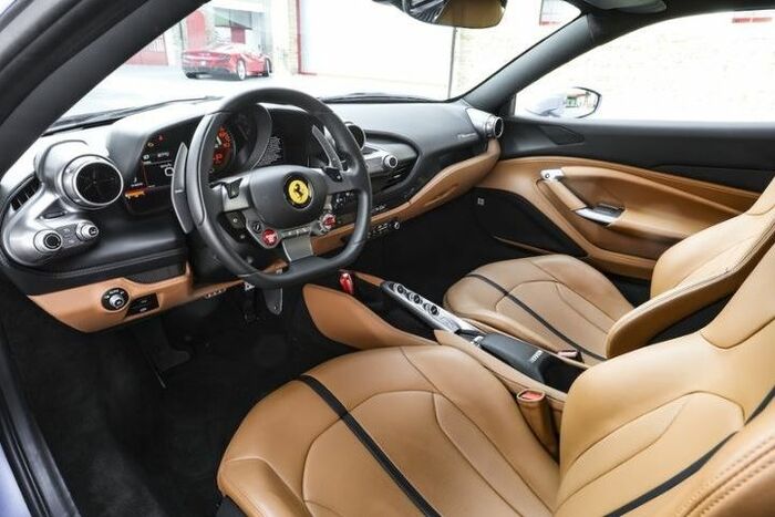 エモーショナルなのだが機能性が高いデザインのコクピット