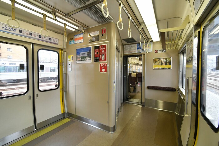 車端部のトイレと車いすスペース