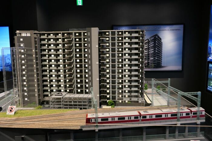 「プライム川崎」の模型。線路側から