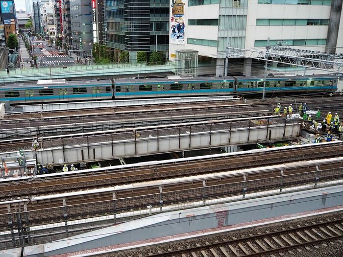 両側に作業員のいる桁（前から4本目の線路）を