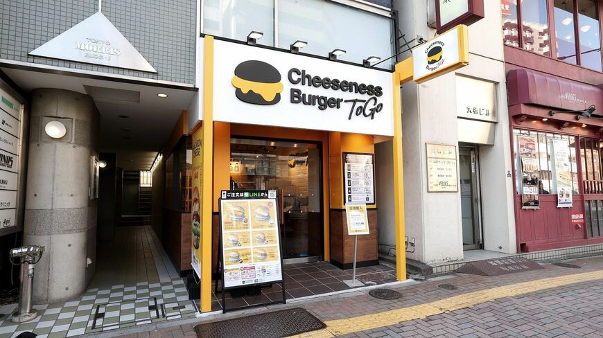 フレッシュネスバーガーの新業態として2021年10月15日に五反田にオープンした「Cheeseness Burger ToGo（チーズネスバーガー トゥーゴー）」（撮影：尾形文繁）この記事の画像を見る(◯枚)
