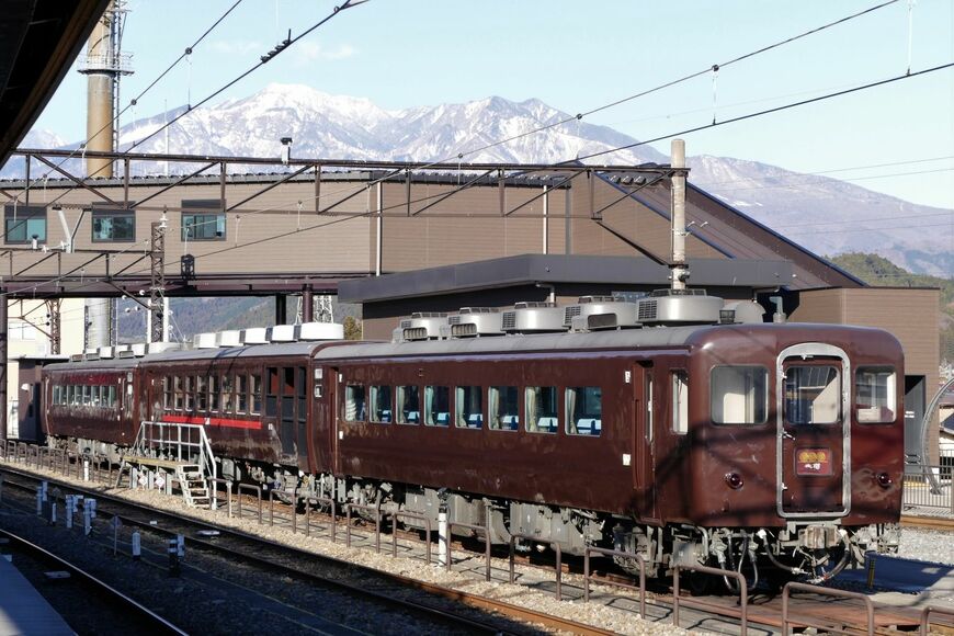 下今市駅に到着するとSL列車用の客車が待機していた（写真：谷川一巳）