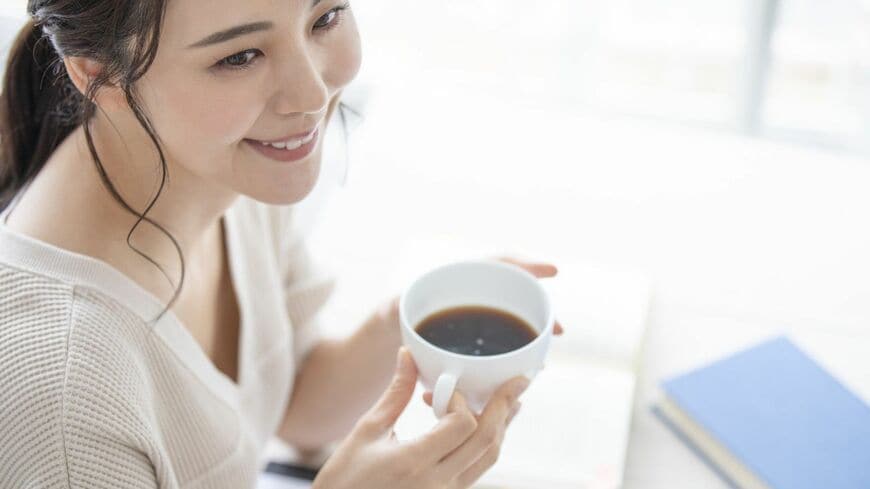 頭がさえるイメージがあるコーヒーですが、集中したいときにはかえって逆効果となってしまうようです（写真：asaya／PIXTA）