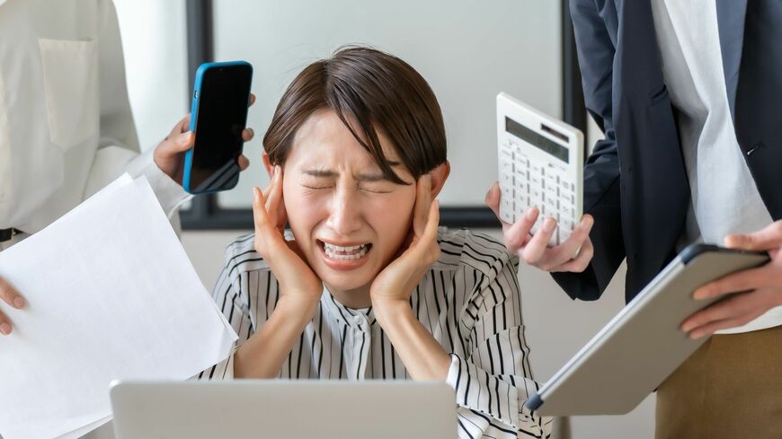 仕事に追われる女性