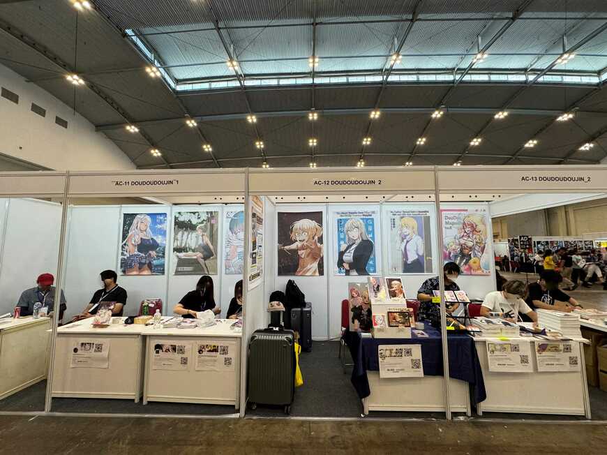 DouDouDoujin サークルスペースで頒布している同人誌やポストカード（写真：水谷代表提供）