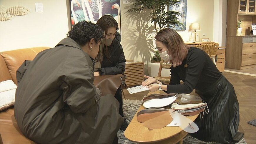 店内接客の様子（写真：NHK大阪拠点放送局）
