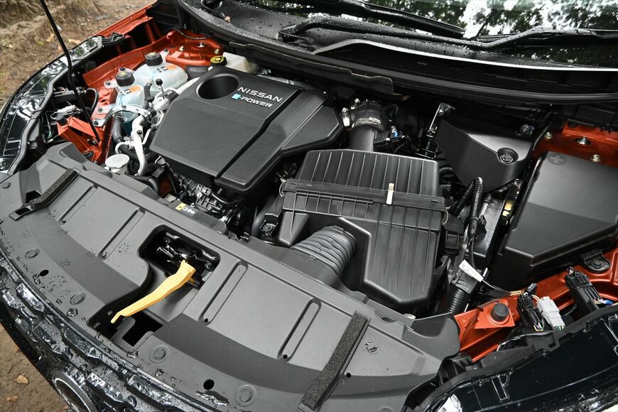 e-POWERとなる新型「エクストレイル」のエンジンルーム」（筆者撮影）