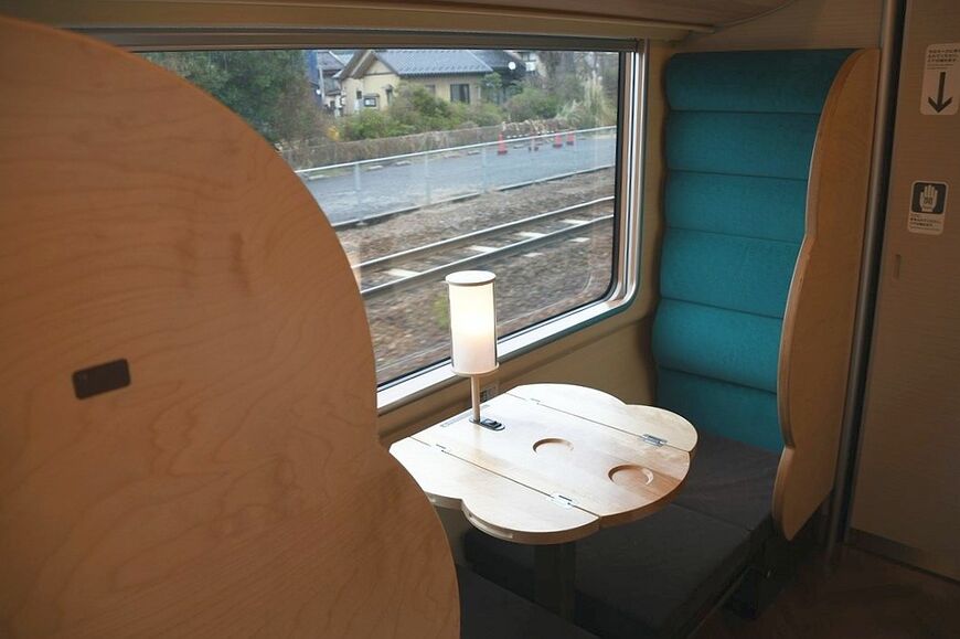 273系車内の「セミコンパート」。木材を使った丸みのあるデザインは「やくもラウンジ」と共通感がある（記者撮影）