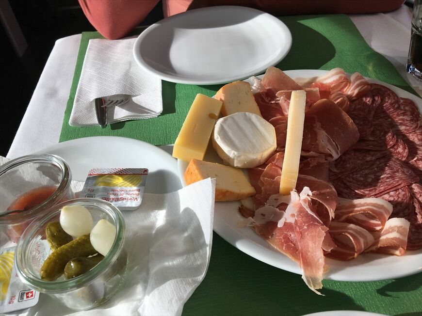 「さすがスイス」と唸らせるハムとチーズの盛り合わせ（筆者撮影）