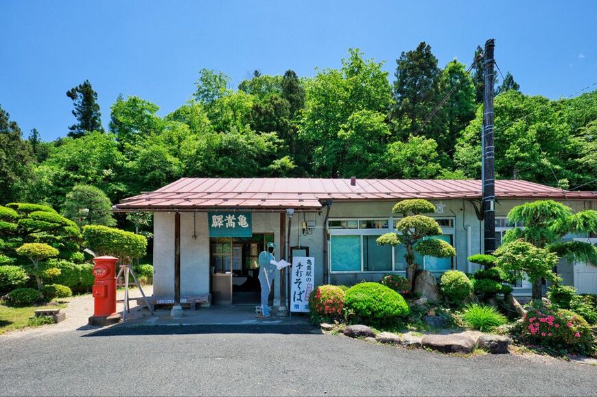 「亀嵩駅」の入り口には、『砂の器』の本を持った警官の顔はめパネルが！（写真：スムース／PIXTA）