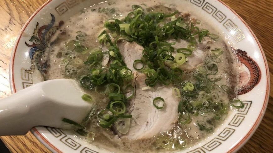 ラーメン業界がなかなか乗り越えられない「1000円の壁」。その中でもとくに遅れをとっていたのが、博多豚骨ラーメンでした（筆者撮影）