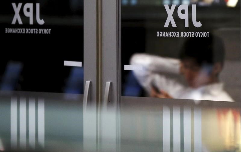 　１２月３０日、寄り付きの東京株式市場で、日経平均株価は前営業日比１４７円４６銭安の１万８９９７円６８銭となり、続落して始まった。東京証券取引所で２０１５年７月撮影（２０１６年　ロイター/Toru Hanai）