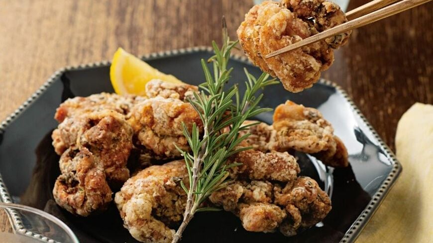定番料理にハーブをプラスするだけ、ハーブをまぜるだけ。簡単&時短なレシピをご紹介します（画像：『がんばらないハーブごはん』）