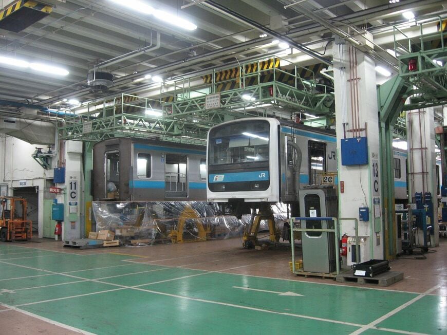 京浜東北線で使用された209系を房総地区に転用すべく改造中（東京総合車両センターの一般公開にて筆者撮影）