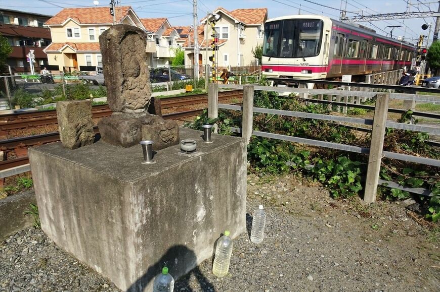 百草園付近には富士講時代の石仏が残る（撮影：南正時）