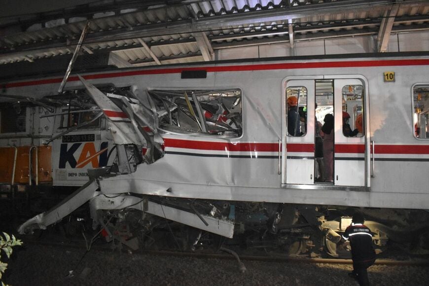 事故は発車を見合わせていた下り通勤電車に特急列車が突っ込み発生した。特急の機関車（左）がそのままの形でめり込んでいる下り電車の最後尾車両。元東京メトロ千代田線の6000系車両だ（筆者撮影）
