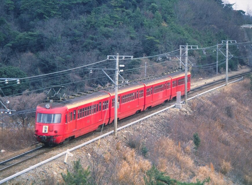 知多新線を走る3400系「いもむし」。下部までスカートで覆われたスマートな車体が特徴だった（撮影：南正時）