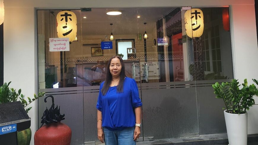 ヤンゴンの「角 ホーン」の店頭に立つティダさん（写真：西垣充撮影）