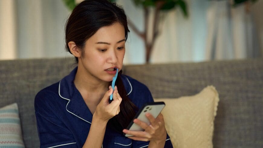 「ぐっすり」と眠るために気をつけたいポイントを解説します（写真：foly／PIXTA）