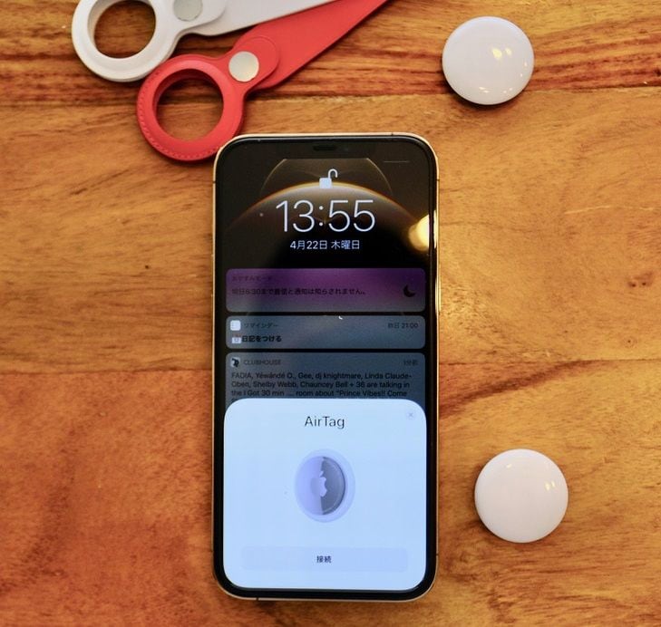 iPhoneを近づけるだけで設定が完了し、自分のApple IDと紐付けられ、「探す」アプリで管理できるようになる（筆者撮影）