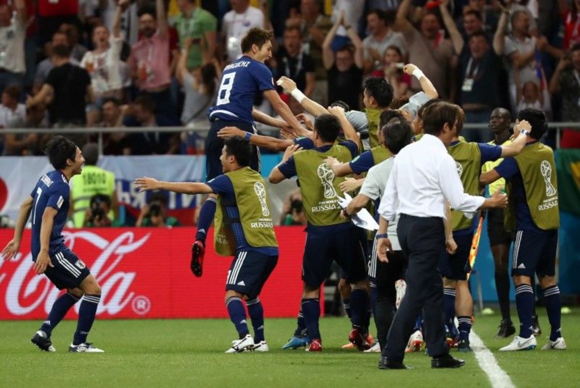 原口のゴールに歓喜する日本チーム