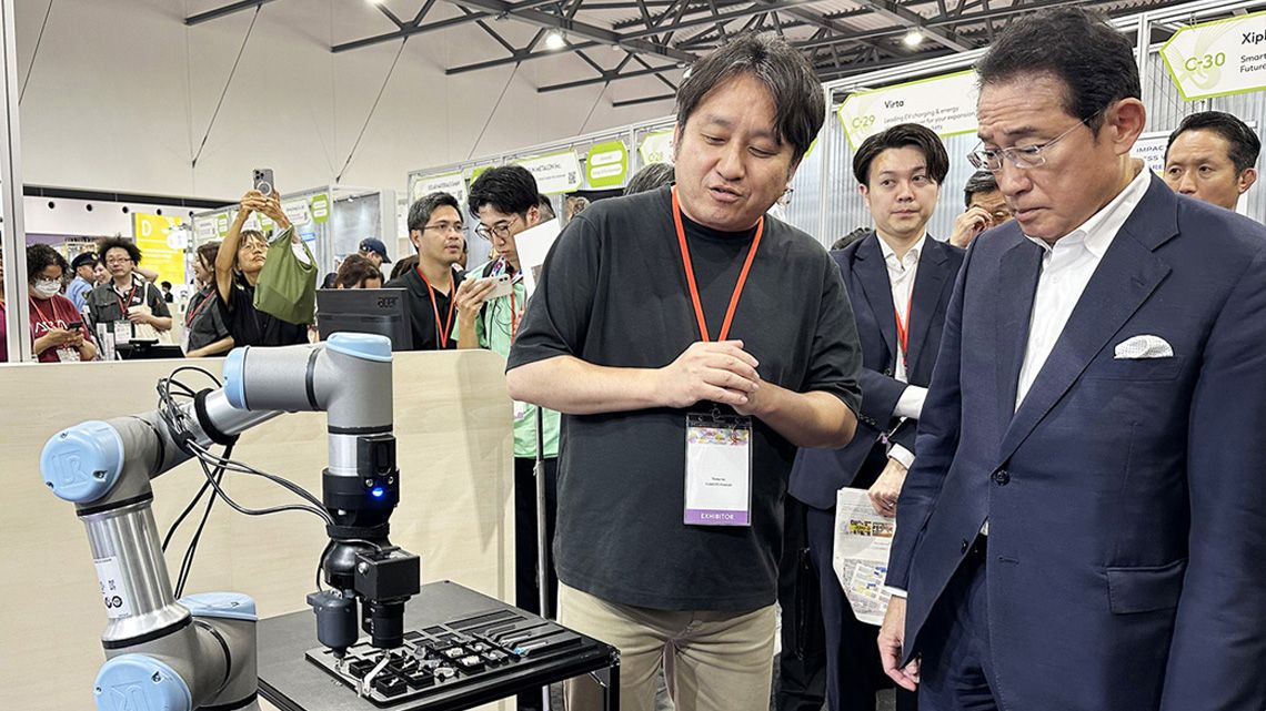 GSEを視察する岸田文雄元首相