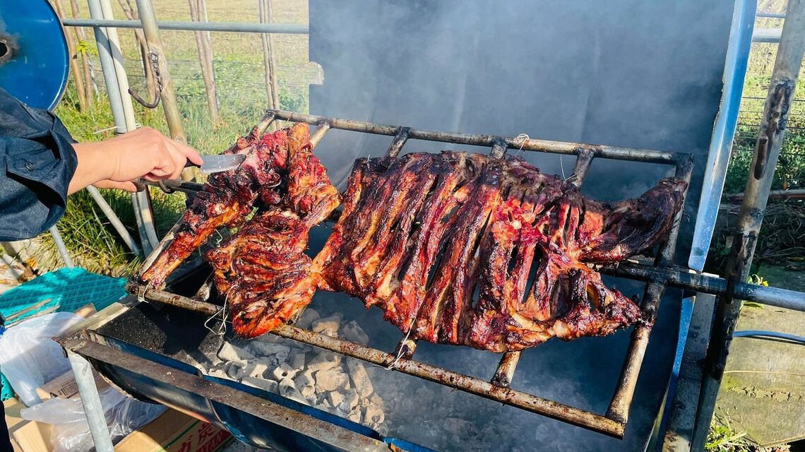 羊の丸焼きも堪能できる（写真：筆者撮影）