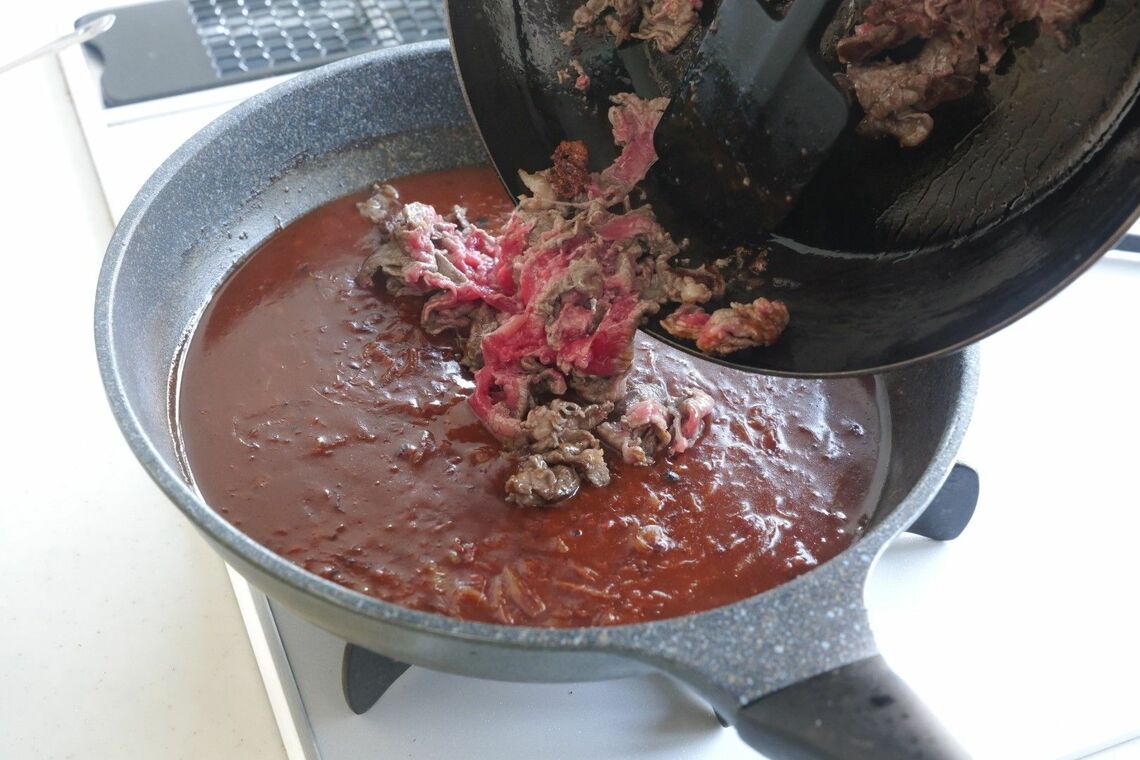 ソースに炒めた牛肉を投入