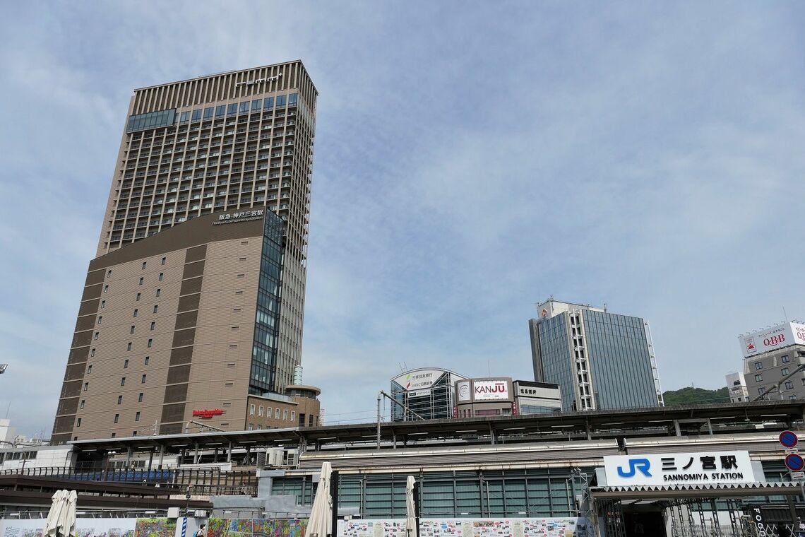 2021年に開業した「神戸三宮阪急ビル」。三宮の新たなランドマークだ（記者撮影）