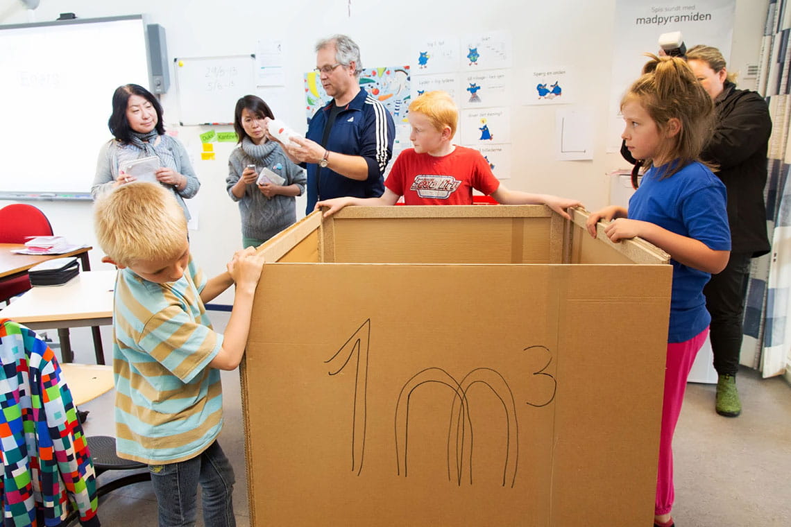 小学2年生の環境の授業風景。みんなの努力でどのくらいの水が節約できたかを、1立方メートルの板を4つ立てて作った箱を使って説明する（写真：Fish Photo 笹谷耕二郎氏提供）