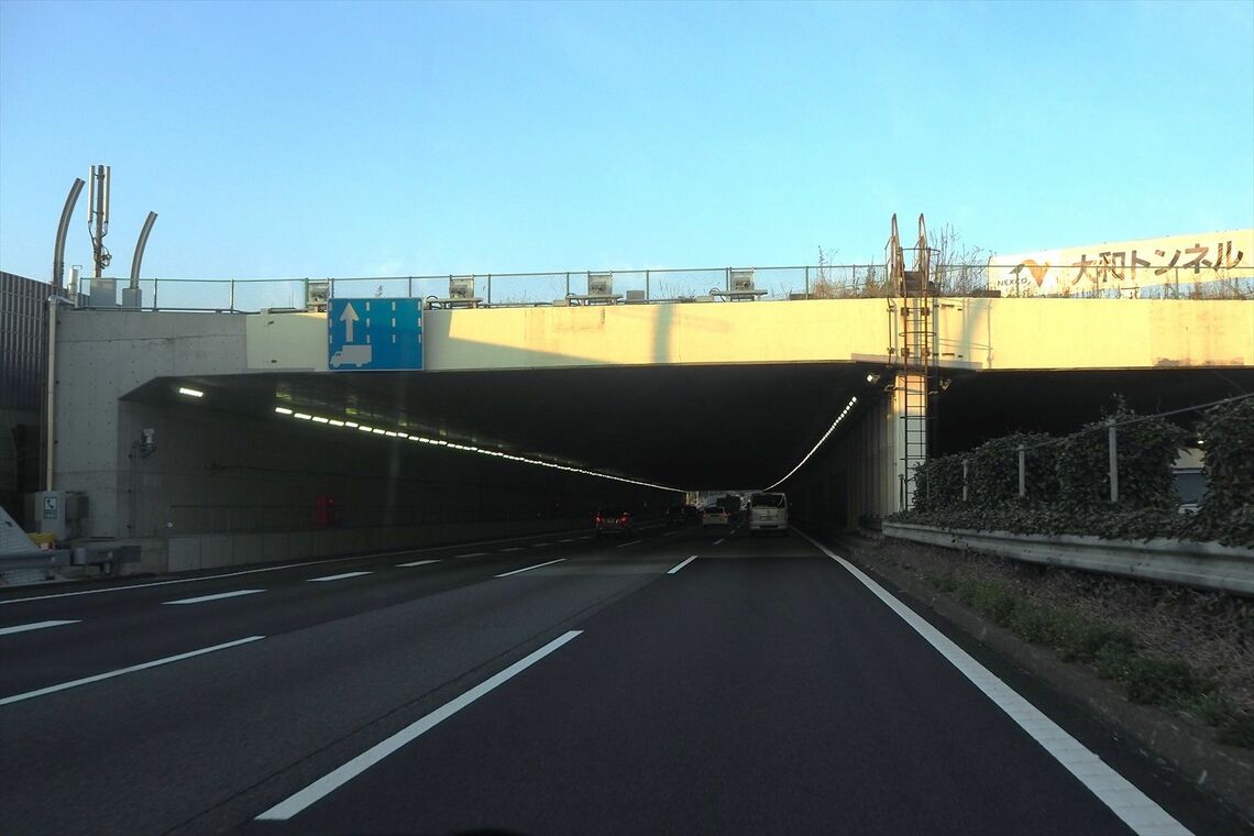 東名高速道路の大和トンネルは平日でも混雑が多い（筆者撮影）