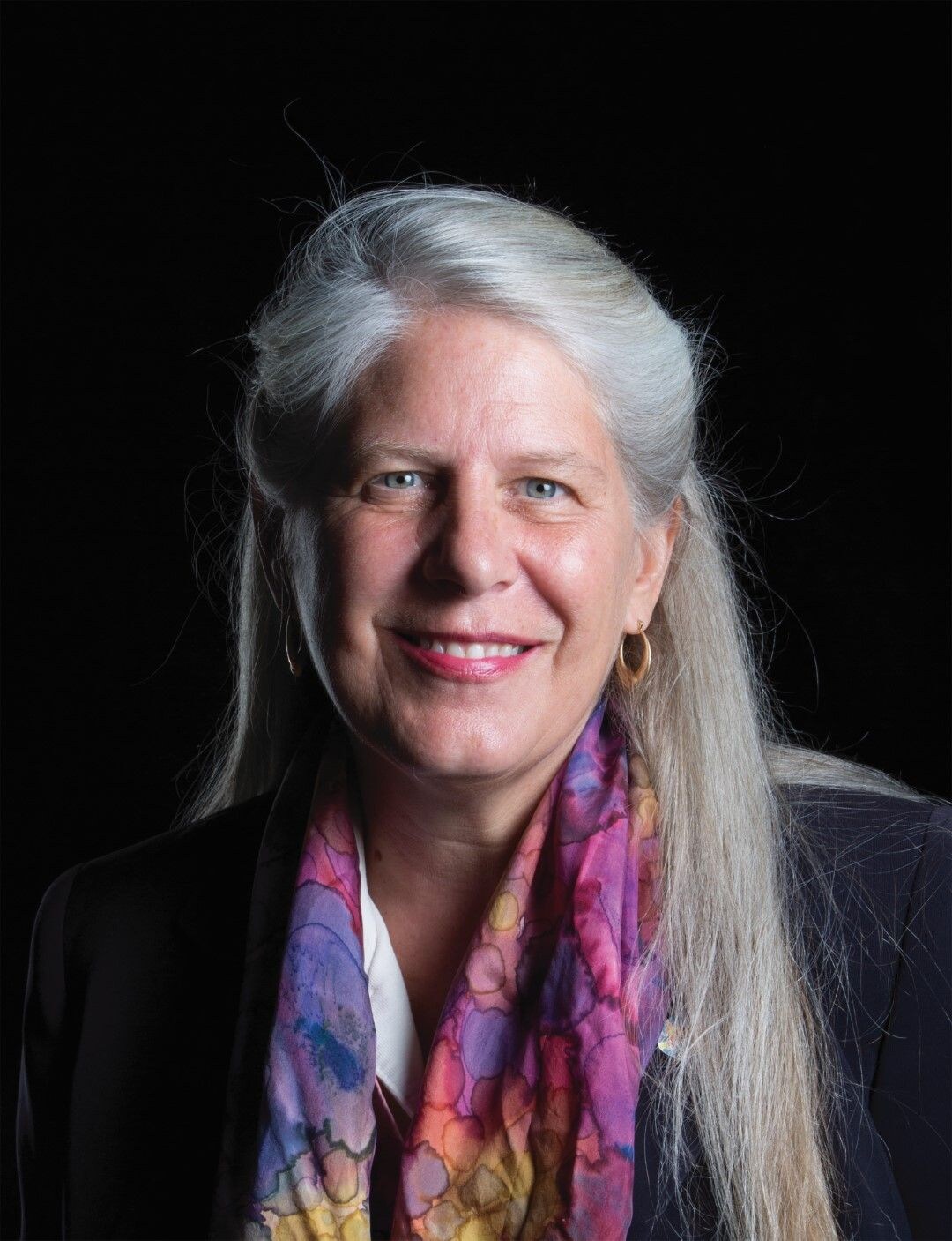Jill Bolte Taylor／1959年、アメリカ・ケンタッキー州生れ。神経解剖学者。インディアナ州立大学で博士号取得後、ハーバード医学校で脳と神経の研究に携わりマイセル賞を受賞。また、精神疾患に関する知識を広めるべく全米精神疾患同盟（NAMI）の理事を務めるなど活躍する中、37歳で脳卒中に倒れる。その後、8年を経て機能を回復させた。現在は、ハーバード大学脳組織リソースセンター（ハーバード・ブレインバンク）のナショナル・スポークスマンとして、重度の精神疾患の研究のために脳組織を提供することの重要性について、啓蒙活動を行っている