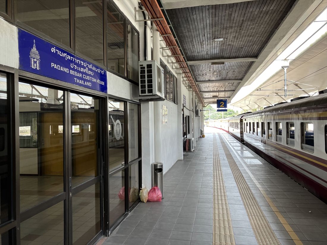 両国の出入国検査はマレーシア側パダン・ベサール駅で行う＝2022年9月、パダン・ベサール駅（筆者撮影）