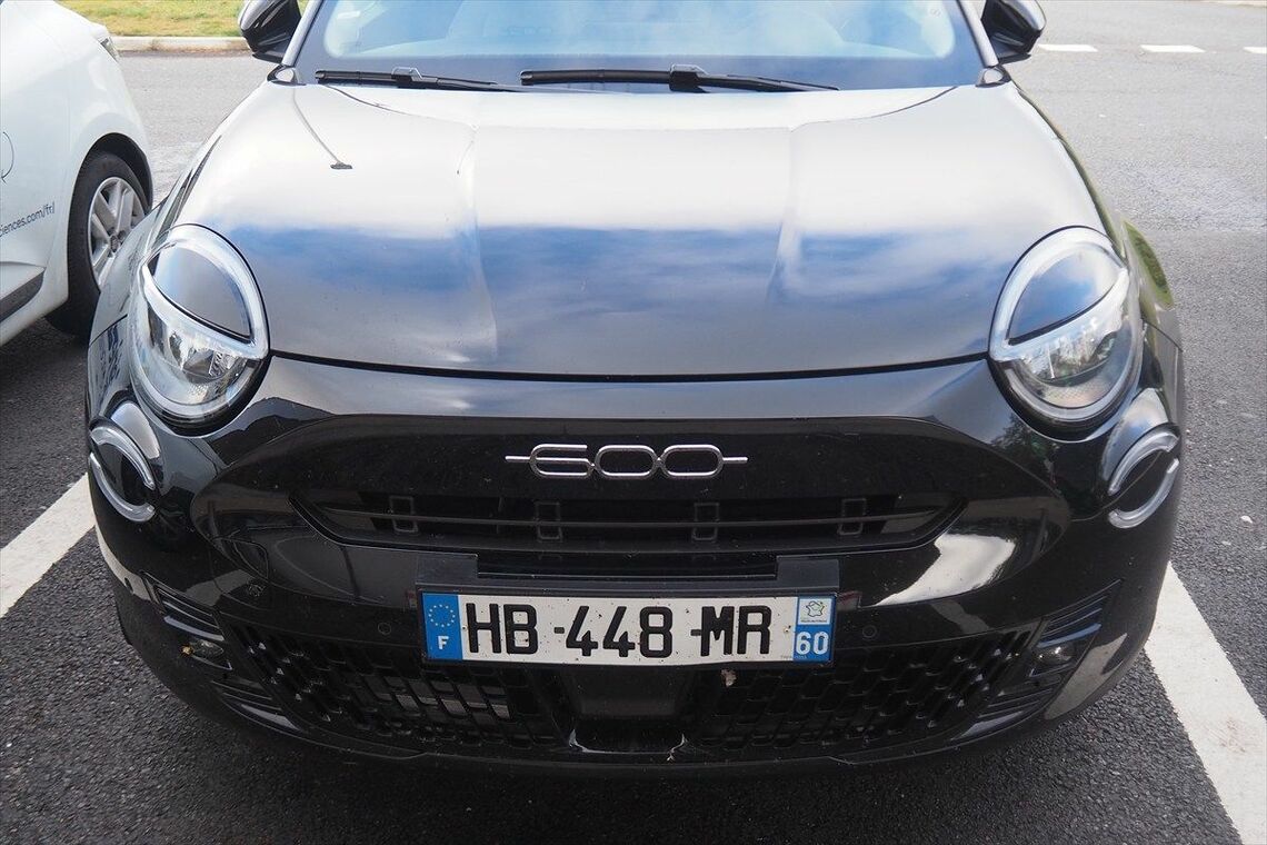 先のフランスで借りた「フィアット600」も、もちろん左ハンドル車（筆者撮影）