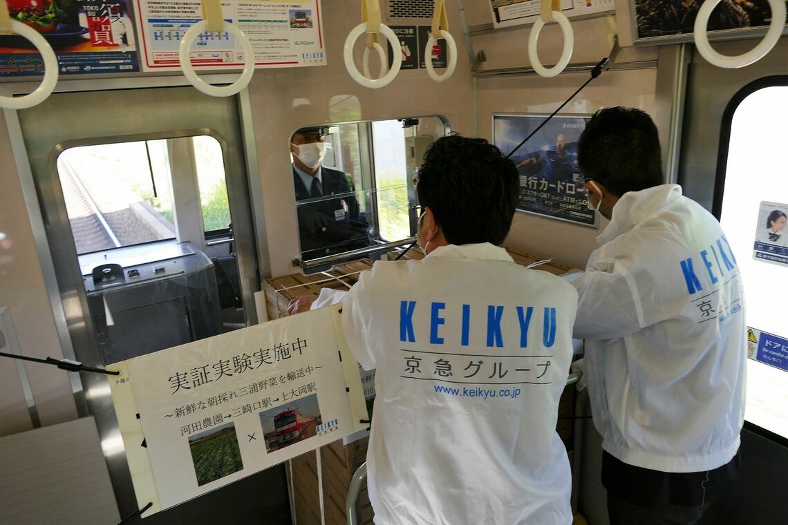 上大岡に向けて運搬中（記者撮影）