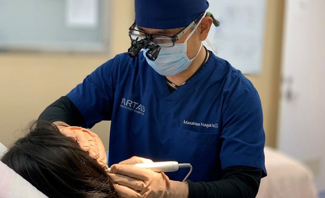 人の手技によって進められる自毛植毛