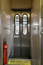 折り戸となった客扉。内側に開くため注意喚起の