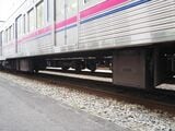 編成中には床下機器類の少ない車両もある（記者撮影）