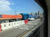 「シャトル・テブラウ」から見たシンガポール・マレーシア間道路の渋滞。時間通り走る鉄道は人気が高い（筆者撮影）