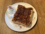  インバウンドに人気の「シナモンハニートースト」（680円）。浅草の名店「ペリカン」のパンを使っている（筆者撮影）