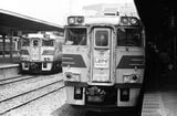 高松駅に並ぶ四国初の特急「しおかぜ」「南風」。1972年にキハ181系で運転を開始した（撮影：南正時）