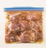 鶏肉の下味冷凍（写真：『西川剛史のおいしすぎる冷凍レシピ』より）