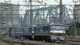 車軸折損による脱線事故を起こした電気機関車EF210形341号機と連番の342号機 （筆者撮影）