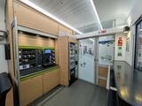 スイスの長距離鉄道の多くでは、軽食の自販機（写真奥）やエスプレッソマシンが置いてある。クレジットカードでも支払い可能（写真：筆者撮影）
