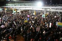 暴走トランプ､｢入国制限令｣全米混乱の裏側 複数州の連邦地裁が大統領令を執行停止に