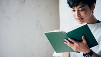 本を読む人物